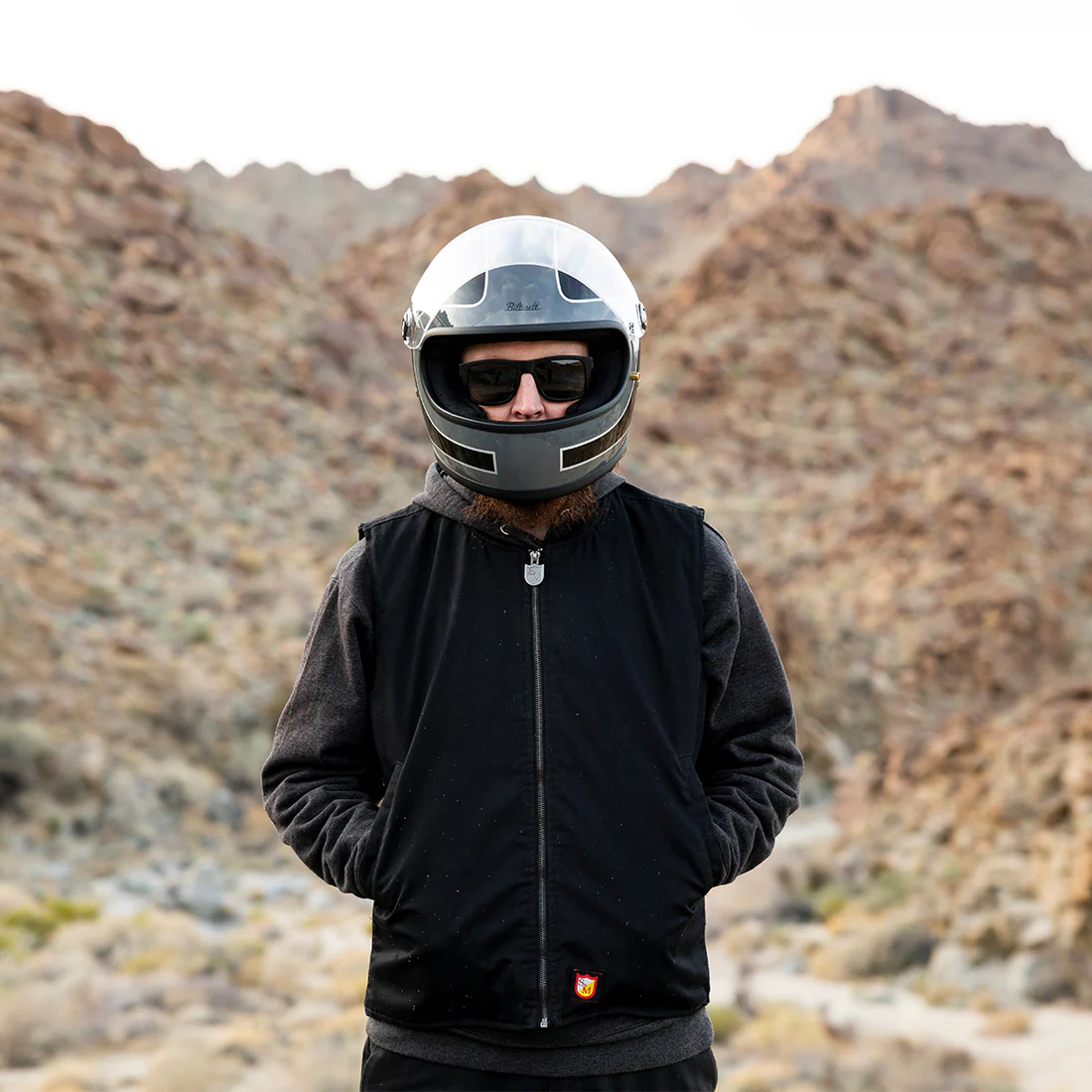 GLOSS STORM GREY - BLACK TRACKER - Biltwell GRINGO S, es un casco estilo vintage integral con visor incorporado y certificacion europea ECE 22.06