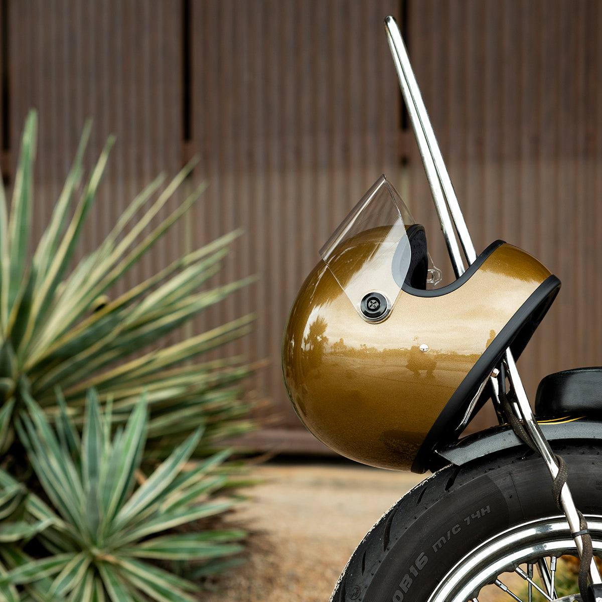METALLIC UGLY GOLD - Biltwell GRINGO S, es un casco estilo vintage con visor incorporado y certificacion europea ECE 22.06
