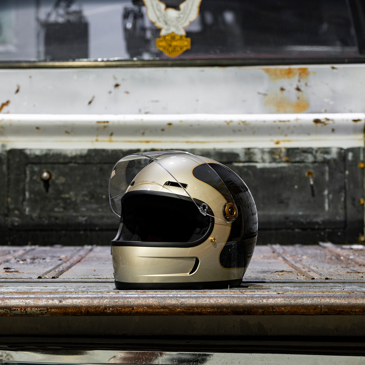 METALLIC CHAMPAGNE / CHARCOAL TRACKER - GRINGO SV de Biltwell es un casco vintage con tomas de aire en frente y menton ademas posee visor incorporado y certificacion europea ECE 22.06