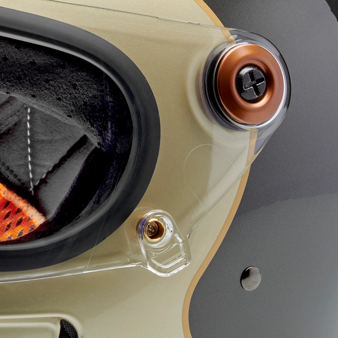 METALLIC CHAMPAGNE / CHARCOAL TRACKER - GRINGO SV de Biltwell es un casco vintage con tomas de aire en frente y menton ademas posee visor incorporado y certificacion europea ECE 22.06