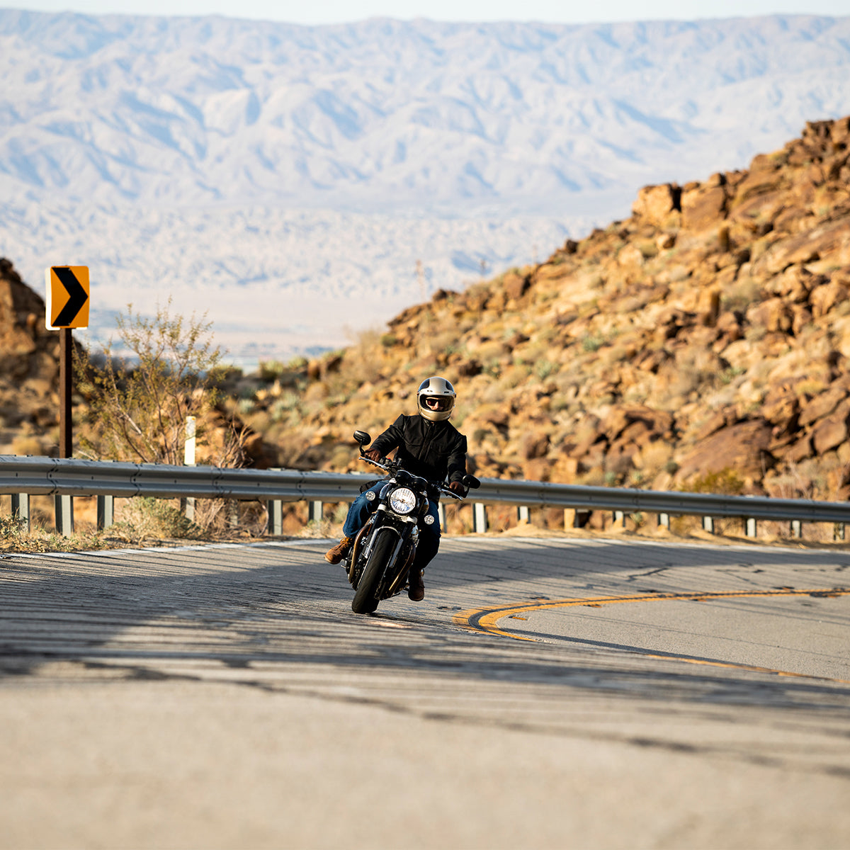 METALLIC CHAMPAGNE / CHARCOAL TRACKER - GRINGO SV de Biltwell es un casco vintage con tomas de aire en frente y menton ademas posee visor incorporado y certificacion europea ECE 22.06
