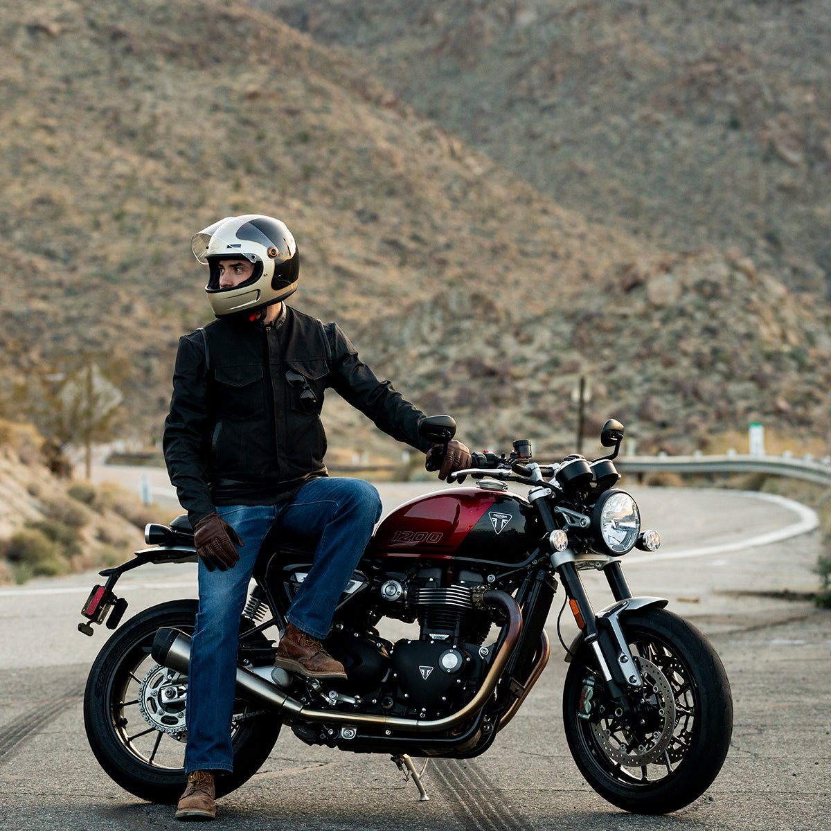 METALLIC CHAMPAGNE / CHARCOAL TRACKER - GRINGO SV de Biltwell es un casco vintage con tomas de aire en frente y menton ademas posee visor incorporado y certificacion europea ECE 22.06