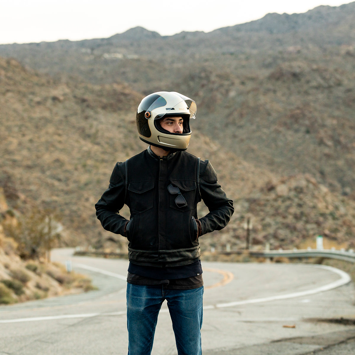 METALLIC CHAMPAGNE / CHARCOAL TRACKER - GRINGO SV de Biltwell es un casco vintage con tomas de aire en frente y menton ademas posee visor incorporado y certificacion europea ECE 22.06