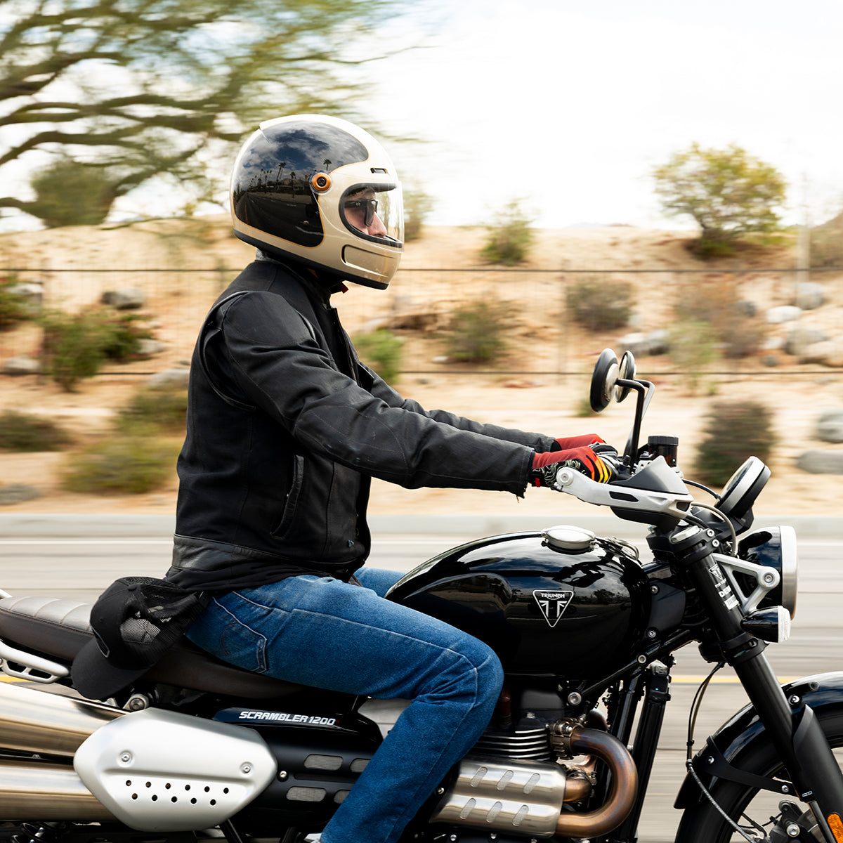 METALLIC CHAMPAGNE / CHARCOAL TRACKER - GRINGO SV de Biltwell es un casco vintage con tomas de aire en frente y menton ademas posee visor incorporado y certificacion europea ECE 22.06