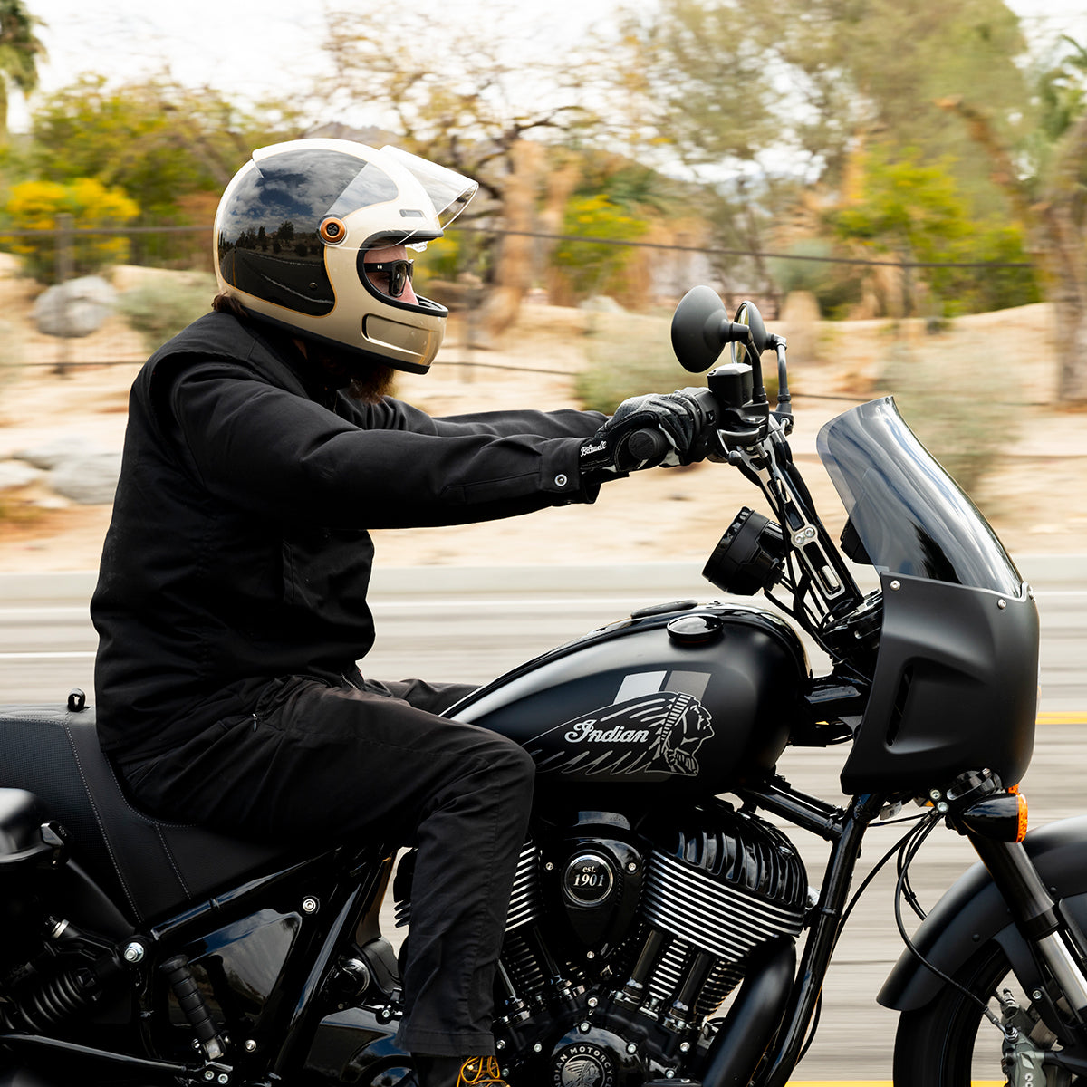 METALLIC CHAMPAGNE / CHARCOAL TRACKER - GRINGO SV de Biltwell es un casco vintage con tomas de aire en frente y menton ademas posee visor incorporado y certificacion europea ECE 22.06