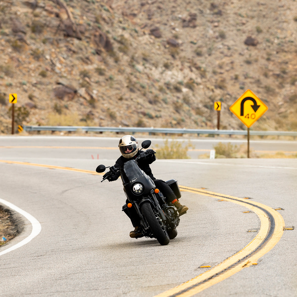 METALLIC CHAMPAGNE / CHARCOAL TRACKER - GRINGO SV de Biltwell es un casco vintage con tomas de aire en frente y menton ademas posee visor incorporado y certificacion europea ECE 22.06
