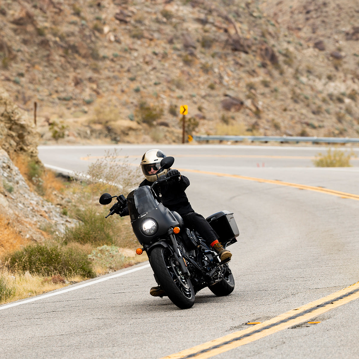 METALLIC CHAMPAGNE / CHARCOAL TRACKER - GRINGO SV de Biltwell es un casco vintage con tomas de aire en frente y menton ademas posee visor incorporado y certificacion europea ECE 22.06